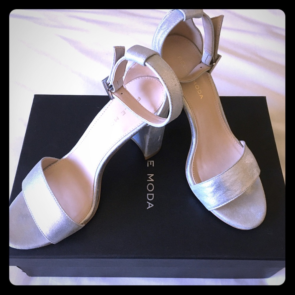 👡 NIB Pelle Moda Silver Suede Sandals Size 6